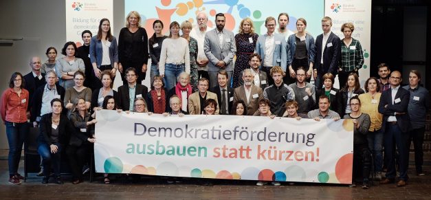 Aufruf: Demokratieförderung ausbauen statt kürzen! Petition mit Forderungen zum Bundesprogramm „Demokratie leben!“